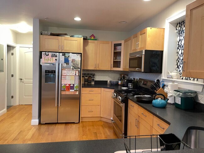 Cocina: electrodomésticos GE Profile completamente nuevos. - 11 Oakland St