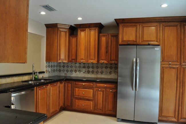 Building Photo - 1402 Maplewood Dr