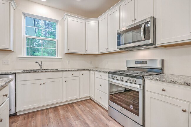 Building Photo - Large Summerville Home