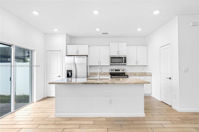 Foto del edificio - 823 SE 18th St