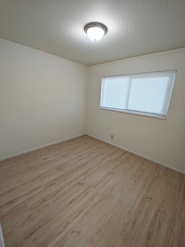 Building Photo - 937 Simon St