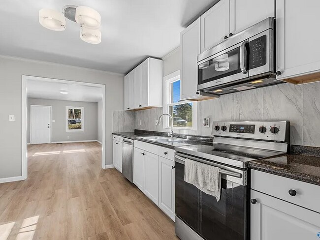 Building Photo - 5624 NW Oakwood Rd