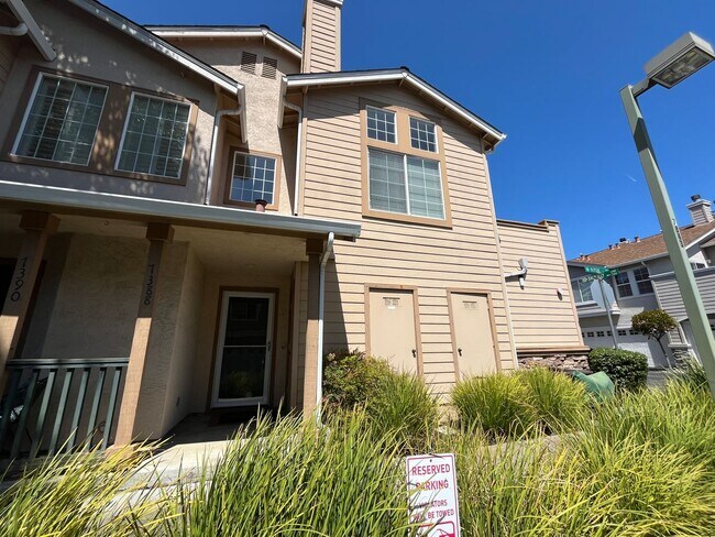 Building Photo - Two Bedroom Townhouse in Dublin!!