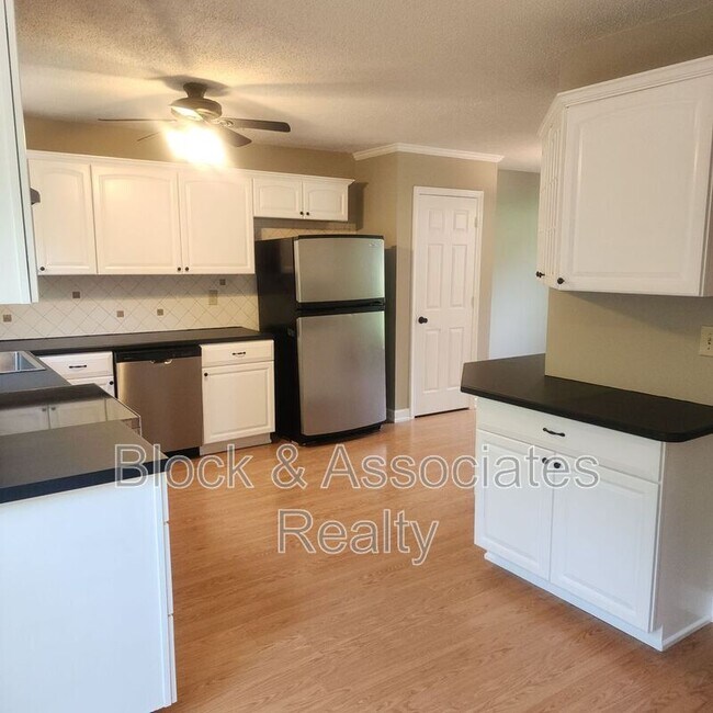 Building Photo - 1613 Round Hill Cir