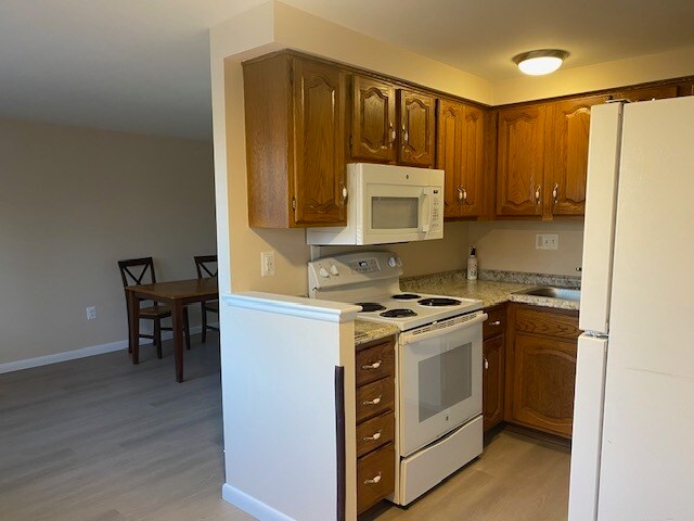 Building Photo - 250 Tanglewood Ln