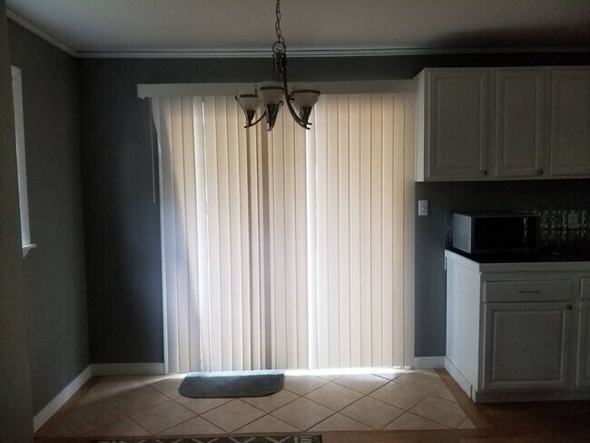 Building Photo - 3 BR / 1 BA Available for Rent!