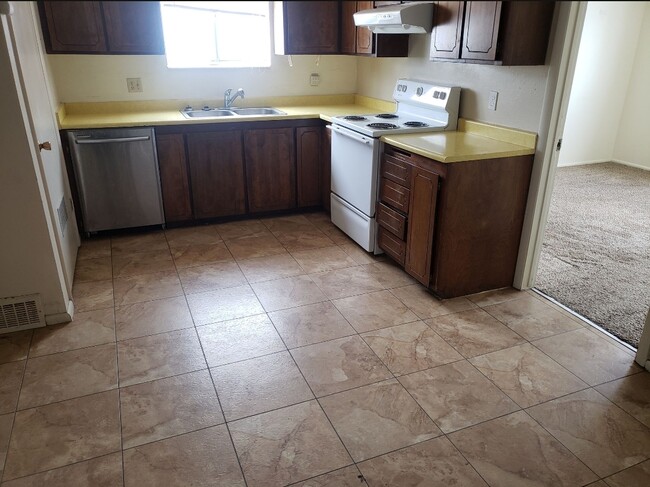 Building Photo - 475-477 Delta Cir