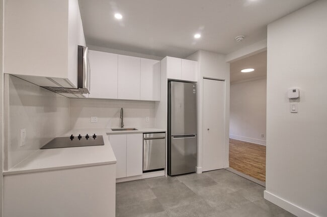Building Photo - 6885-6891 Rue Sherbrooke O