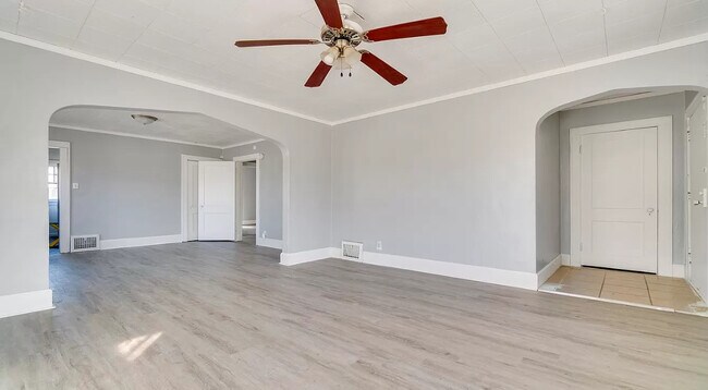 Building Photo - 329 N Henrietta Ave