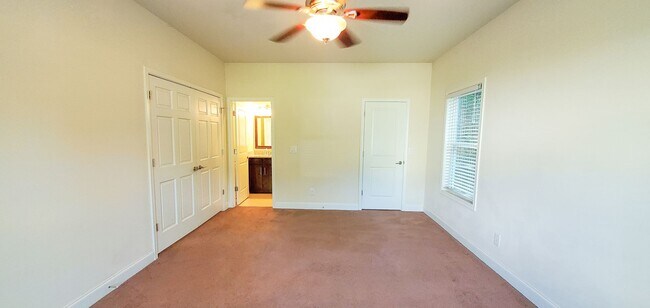 Foto del edificio - Preleasing for Fall 2026 - 4 Bedroom 4 Bat...