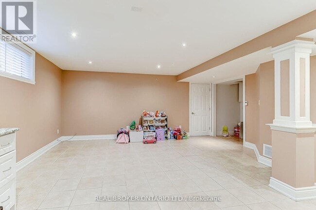 Building Photo - 1413 Safeway Crescent