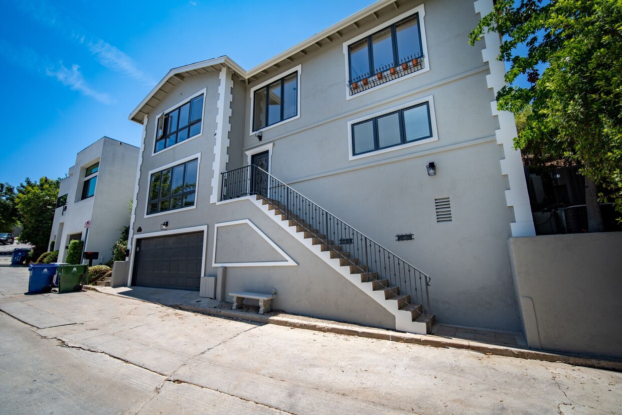 Primary Photo - COMING SOON 4-bedroom, 4 bath unit in the desirable Los Feliz