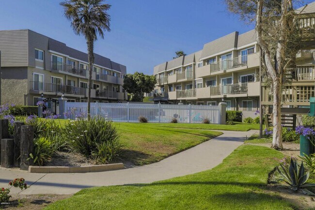 Building Photo - 365 E Surfside Dr