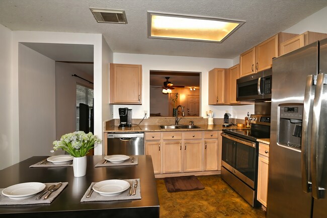 Foto del edificio - Spacious cozy home  |  Great location  |  2 bedroom  |  1 bath  |  1 car garage