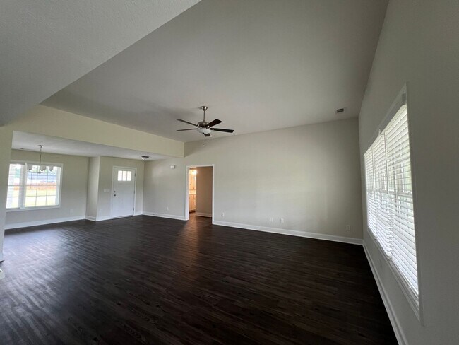 Foto del edificio - 4 bed 2 bath home is situated on a beautif...