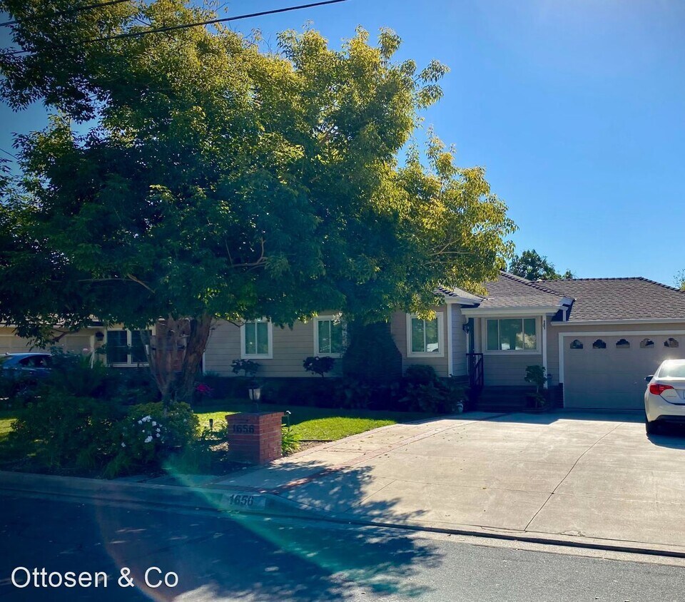 Building Photo - 3 br, 2 bath House - 1656 E First St
