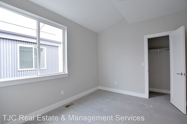 Building Photo - 2 br, 2.5 bath House - 4923 Lowell Blvd Un...