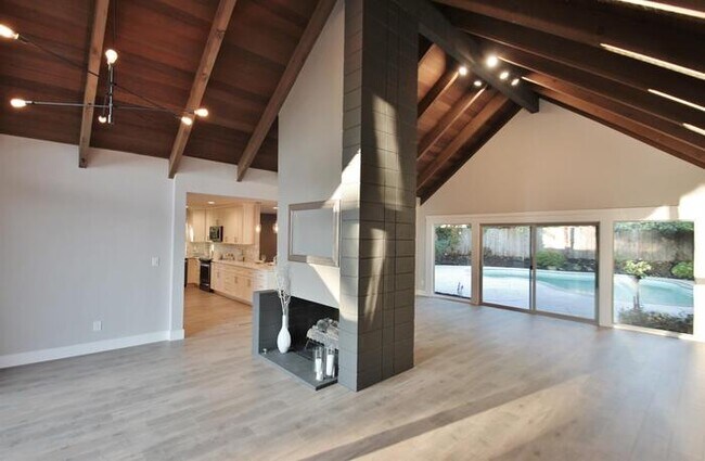Building Photo - Elegant Mid-Century Modern Home in Fair Oa...