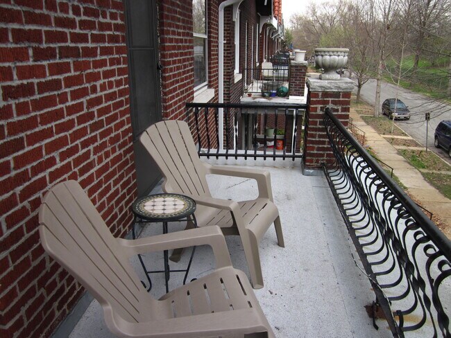 Balcony overlooking the Botanical Gardens - 2127 Alfred Ave