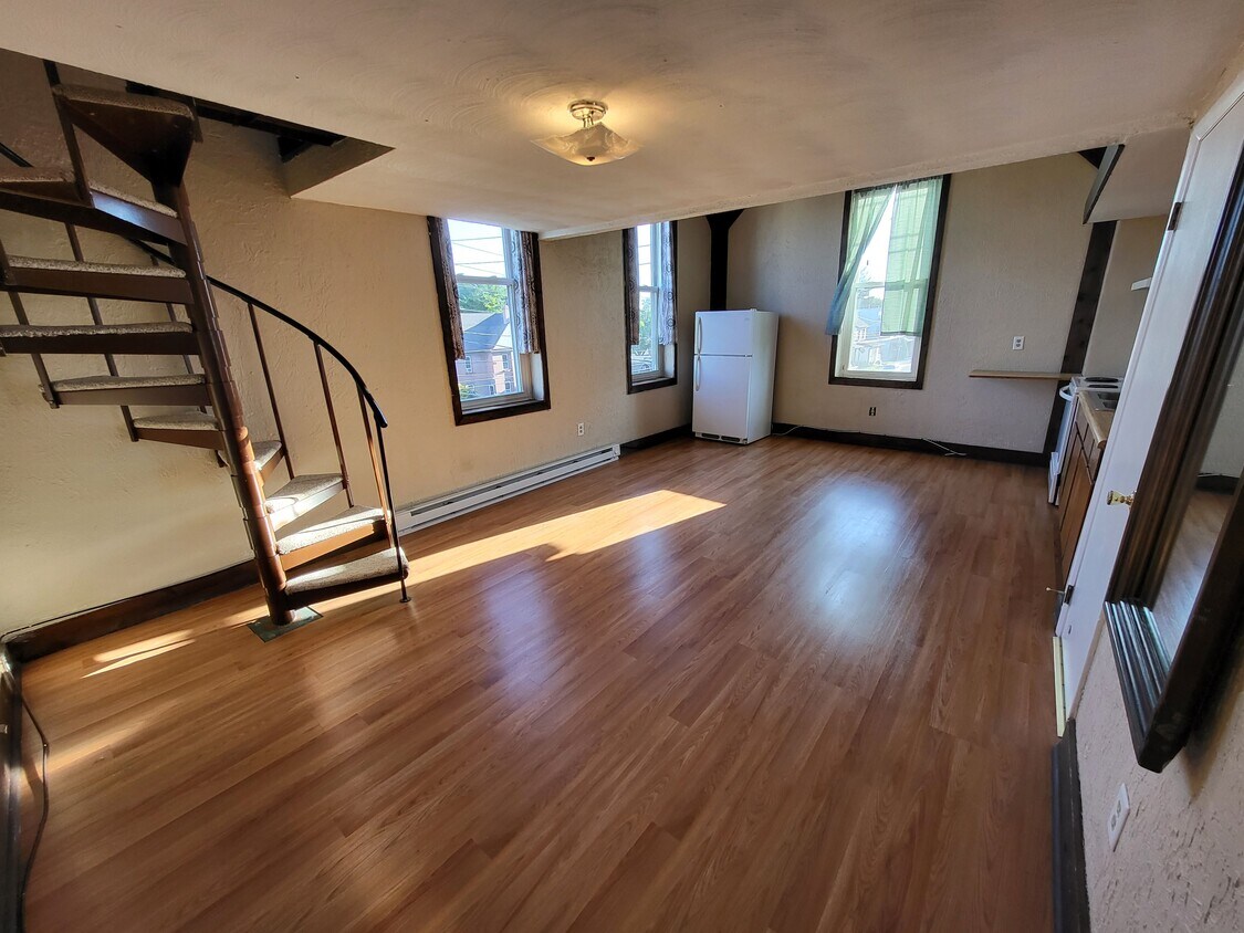 45 E High St Unit 3B, Hummelstown, PA 17036 Condo for Rent in Hummelstown, PA