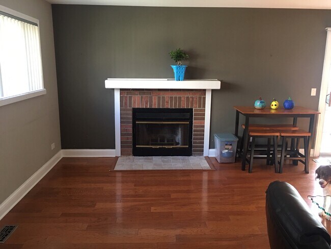 Building Photo - 633 Le Parc Cir