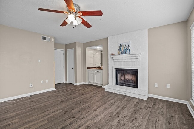 Foto del edificio - 250 El Dorado Blvd