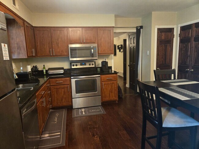 Foto del edificio - Spacious 4 bedroom, 2.5 bath home for lease.