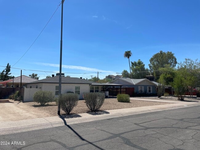 Foto del edificio - 1005 E Mariposa St