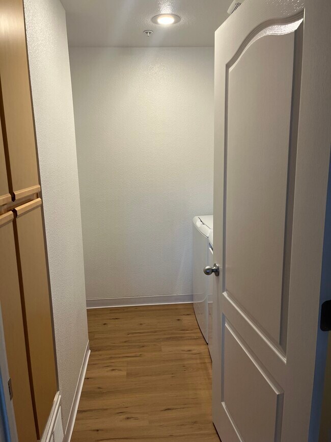 Foto del edificio - 6850 Sharlands Ave