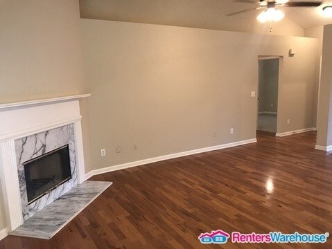 Building Photo - 2396 Hillvale Cir