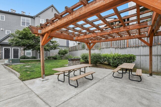 Building Photo - Dual-Suite 2BR/2.5BA Townhome-Style Condo — Gas Fireplace, Balcony & Attached Garage | Heron Cree...