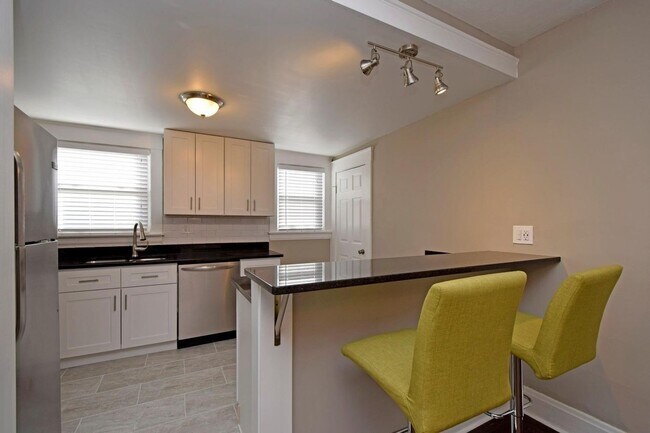 Building Photo - MADISONVILLE - Adorable 3/1  NEAR MARIEMON...