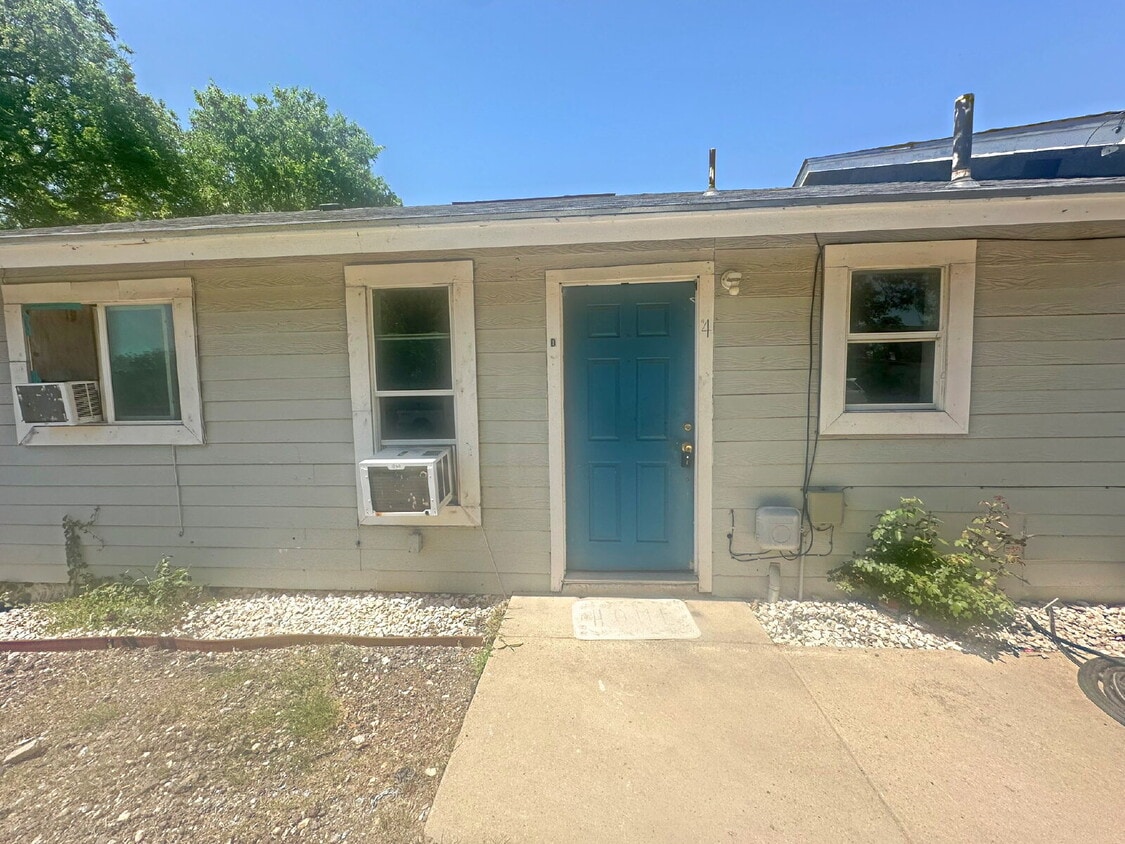 2 Bedroom, 1 Bath Apartment - 2 Bedroom, 1 Bath Apartment