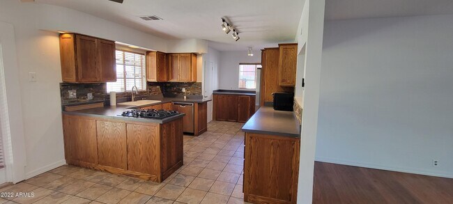 Building Photo - 1807 E San Miguel Ave