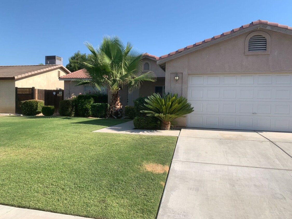 Primary Photo - 5404 El Palacio Dr