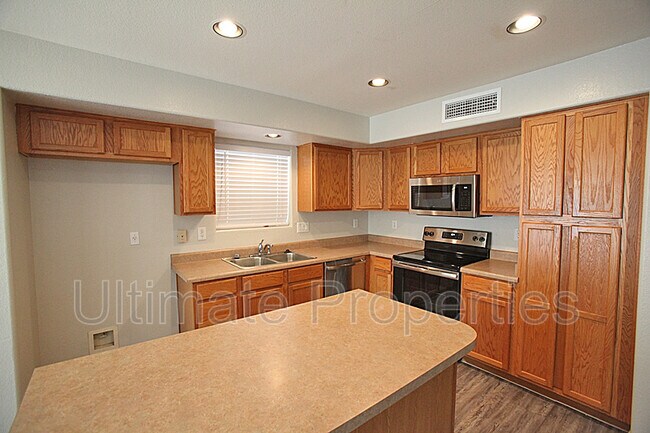 Foto del edificio - 12421 W Denton Ave