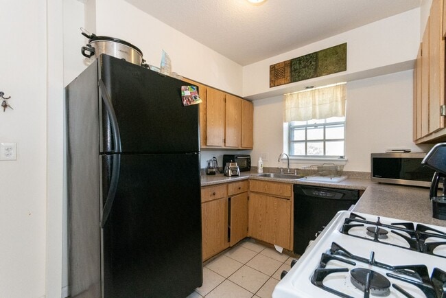 Building Photo - Brighton 3 Bed – Heat & Hot Water Included – 2 Parking Spots – No Fee