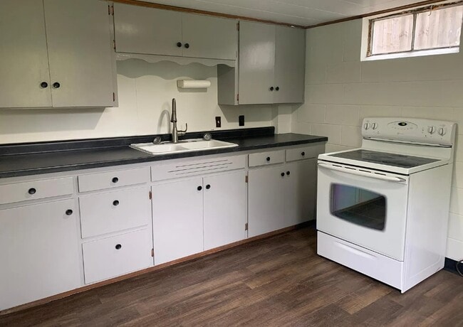 Building Photo - 1028 W 12th St