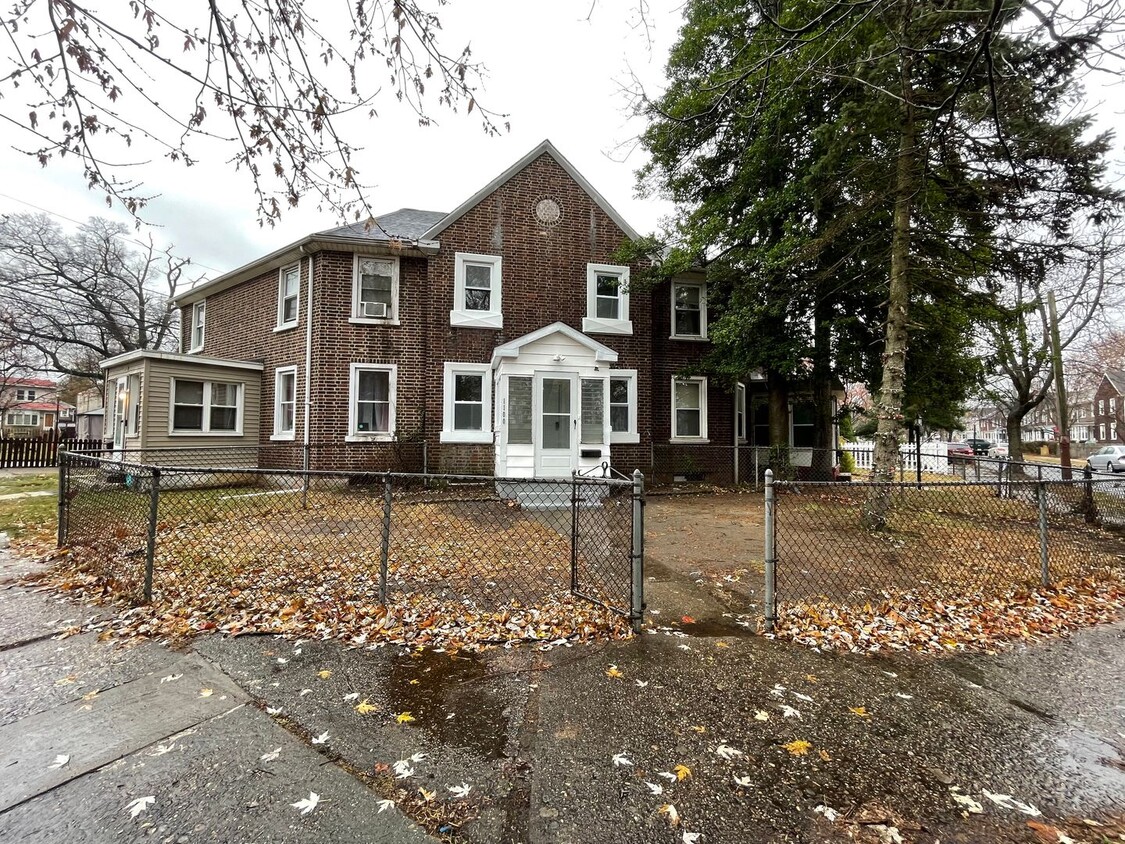 Primary Photo - Gut Renovated Two Bedroom/1 Bathroom Home ...