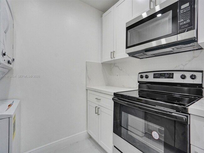 Foto del edificio - 10051 Winding Lake Rd