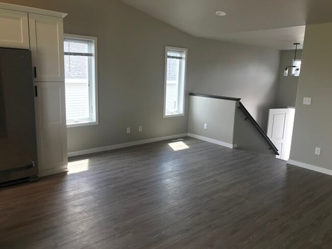 Building Photo - 4 Bed 2 Bath Single Family Home