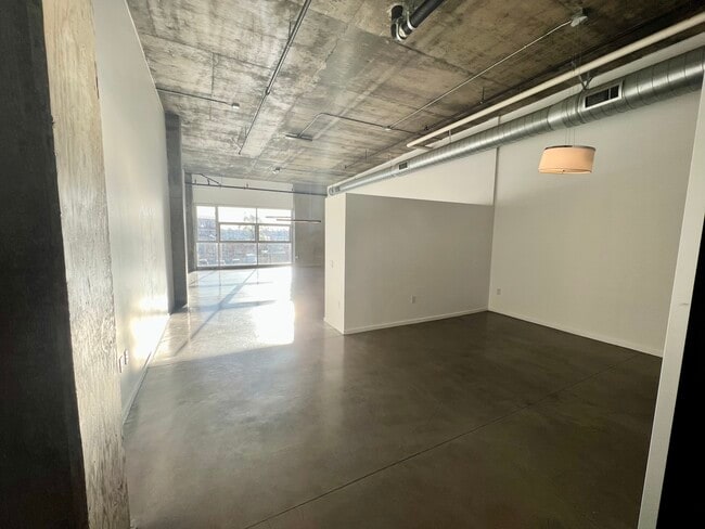 Building Photo - 510 S Hewitt St