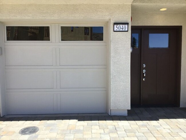 Building Photo - Two Bedroom Townhouse In North Reno...