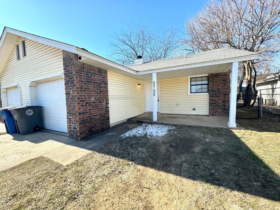 Foto principal - Adorable 3 bedroom 2 bathroom Duplex!