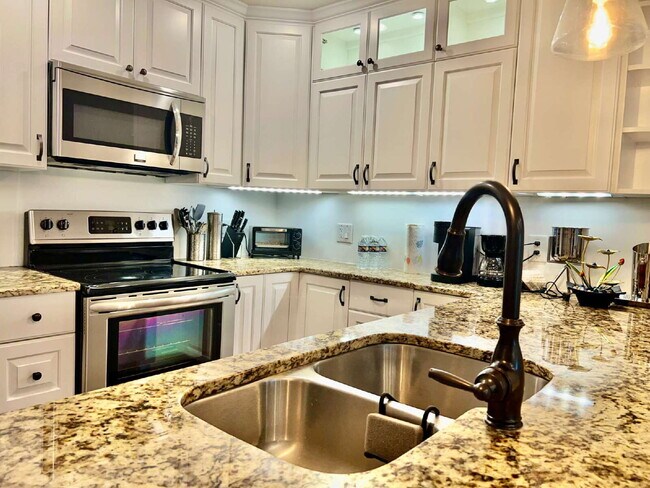 Foto del edificio - FULLY FURNISHED LUXURY CONDO!