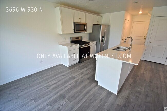 Building Photo - Beautiful 3 Bedroom Lehi Townhome! No Depo...