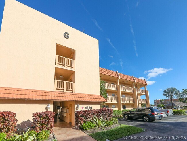 Foto del edificio - 6850 Royal Palm Blvd