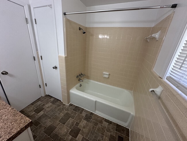 Building Photo - 1121 Northwest Blvd