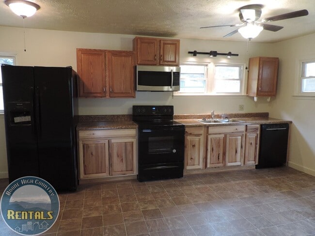 Foto del edificio - 2/1 in Sugar Grove; Quiet Area! Just Minutes to Boone! Available Now!