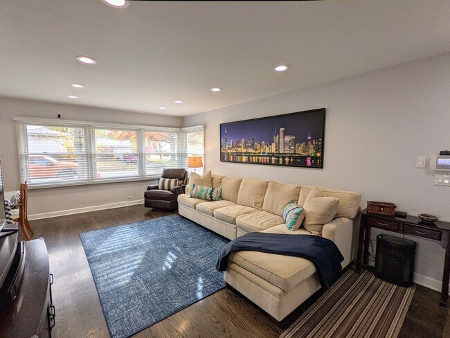 Foto del edificio - 2450 Maple Ave